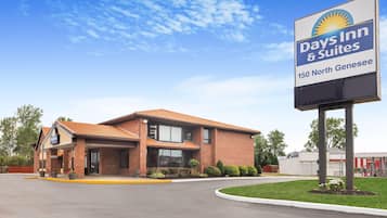 Ein Days Inn & Suites Gebäude mit Ziegelaußenwand und flachem Dach, gelegen in der North Genesee 150.