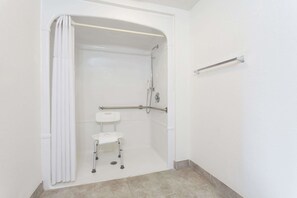 Kombinasi shower/bathtub dan perlengkapan mandi gratis