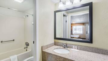 Combined shower/bathtub, free toiletries, hair dryer, towels