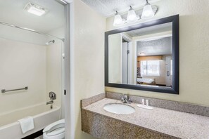 Combined shower/tub, free toiletries, hair dryer, towels