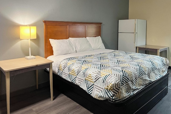 Desk, WiFi (free), bed sheets