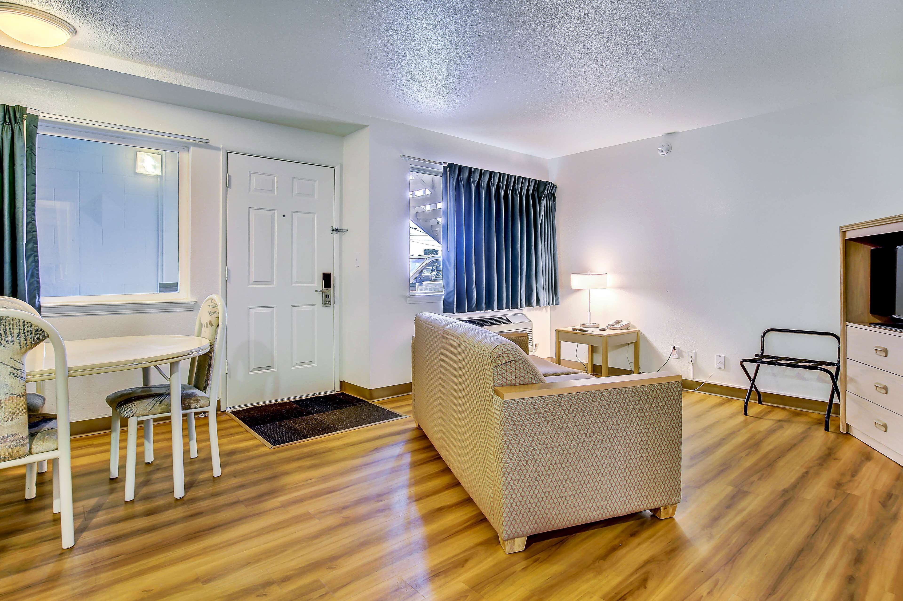 Skrivebord, wi-fi (inkludert) og sengetøy