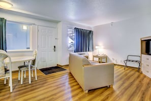 Skrivebord, wi-fi (inkludert) og sengetøy