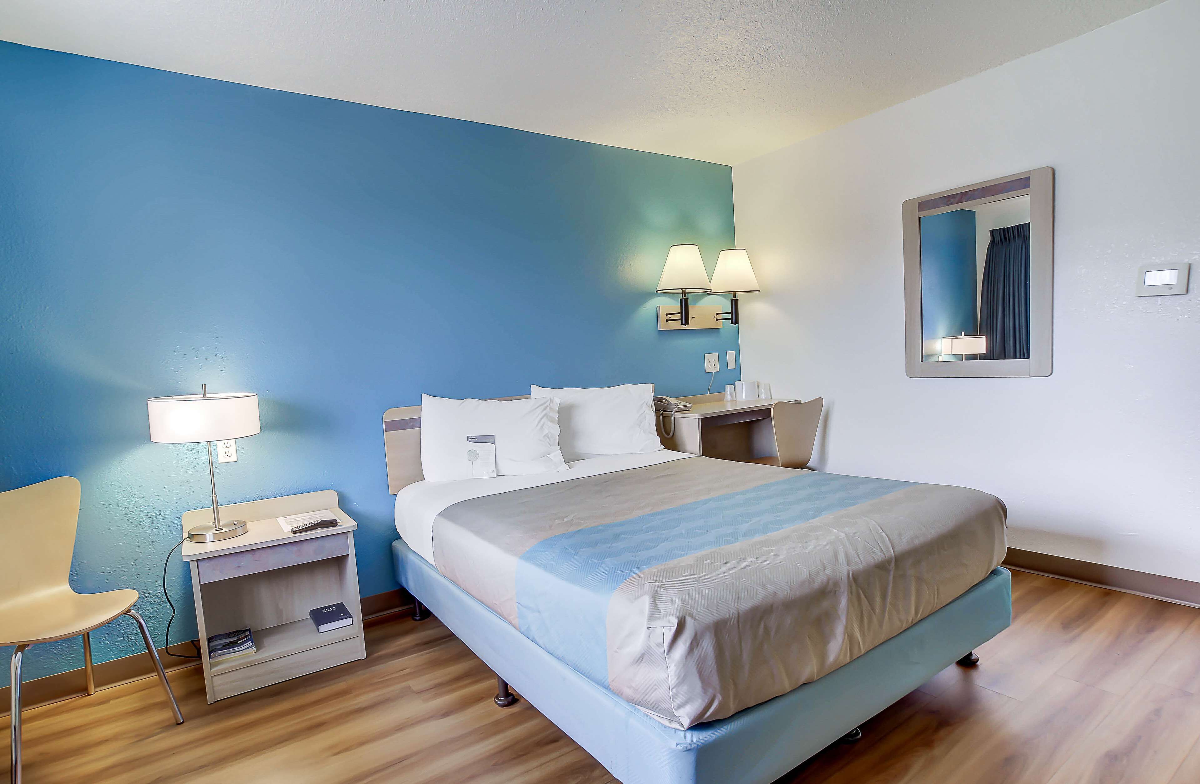 Skrivebord, wi-fi (inkludert) og sengetøy