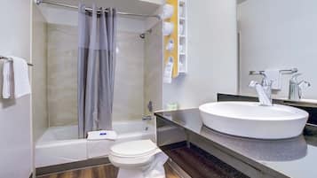 Combined shower/bathtub, towels