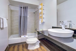Bañera con ducha, toallas