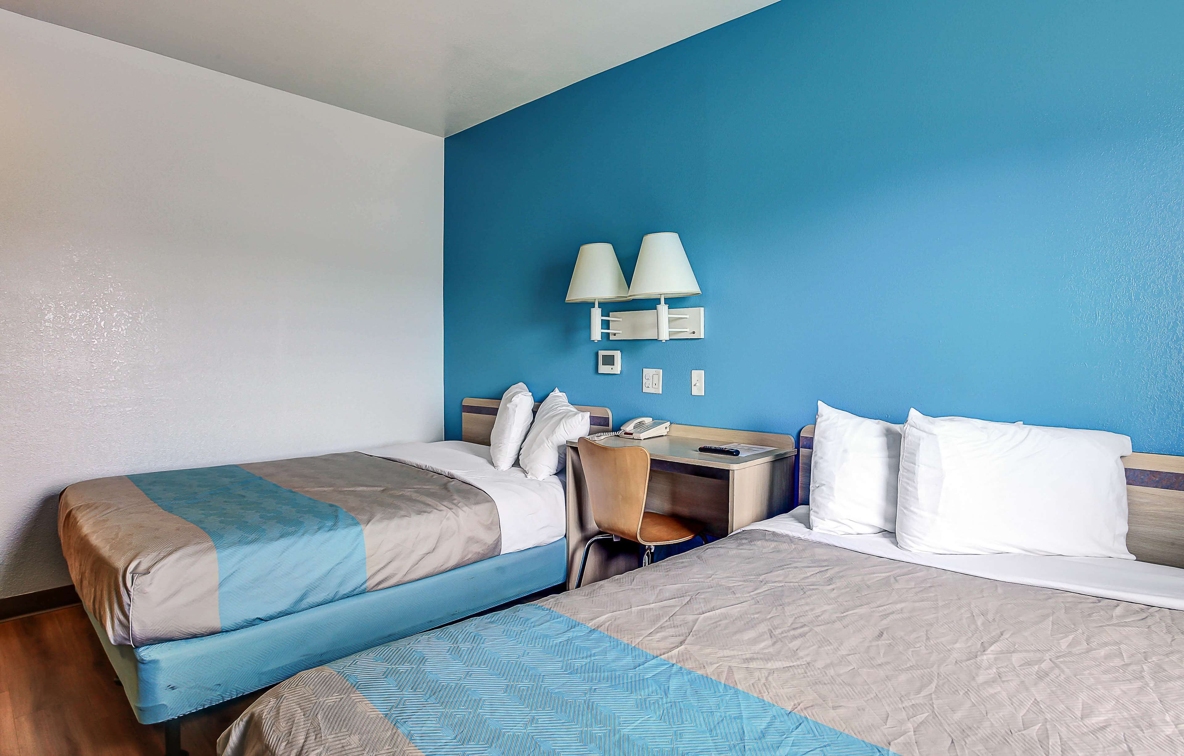 Skrivebord, wi-fi (inkludert) og sengetøy