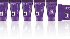 Uma fileira de produtos de cuidados para a pele roxos, incluindo shampoo, condicionador, gel de banho, loção e um sabonete purificante.