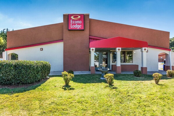 A modern Econo Lodge building with a red roof and a sign. - Econo Lodge Gastonia North (Gastonia)