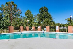 Una piscina al aire libre de temporada