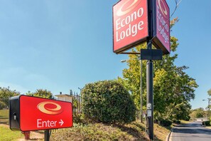 A sign for Econo Lodge with an arrow pointing right, indicating the direction to enter. - Econo Lodge Gastonia North (Gastonia)