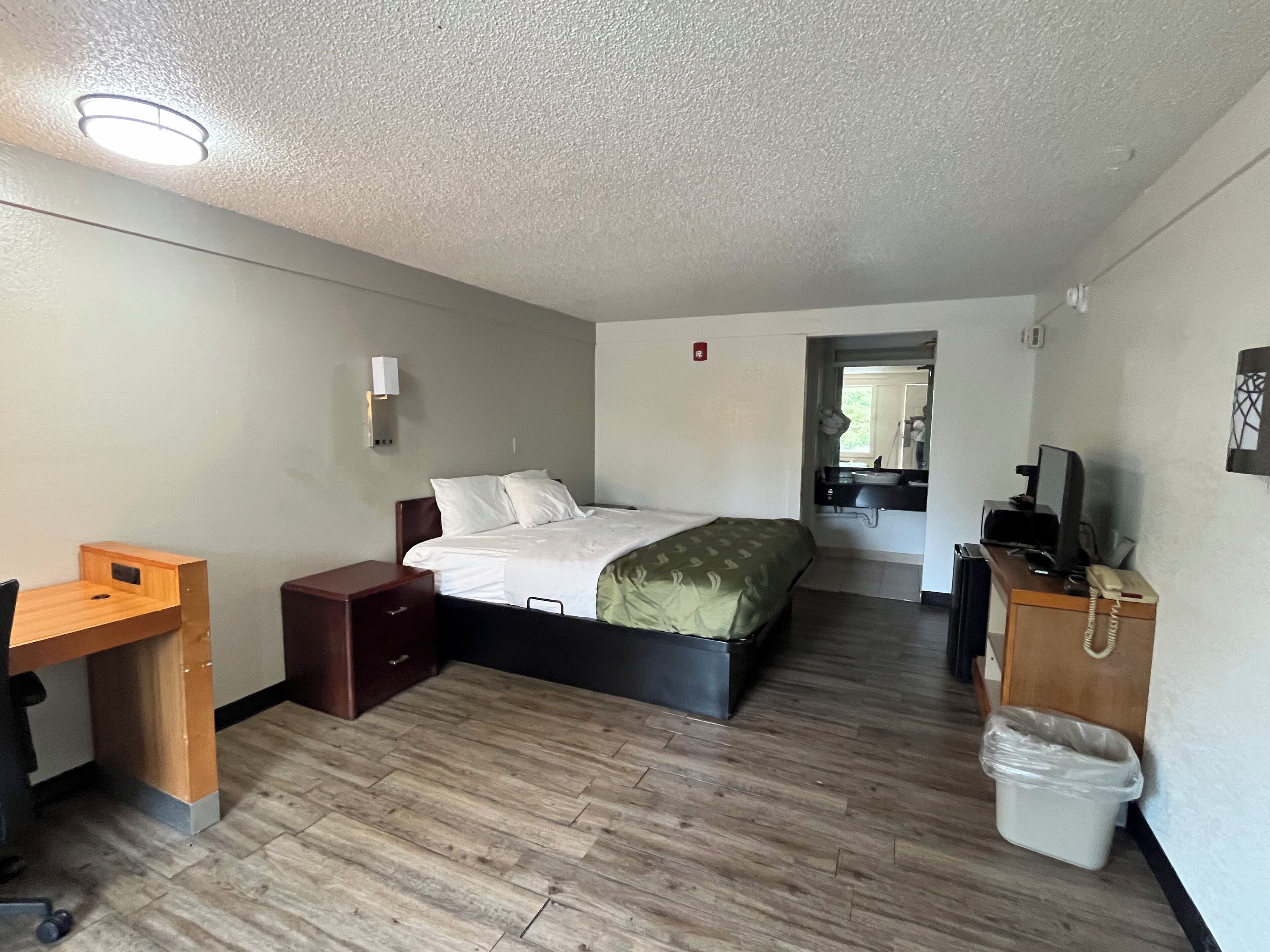 Habitación estándar, 1 cama King size, para no fumadores | Área de sala de estar | Televisión de pantalla plana de 40 pulgadas con canales por cable 