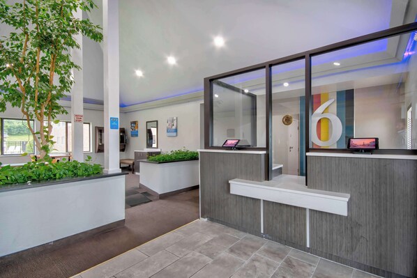 Lobby - Motel 6 Georgetown, KY - Lexington North (Georgetown)