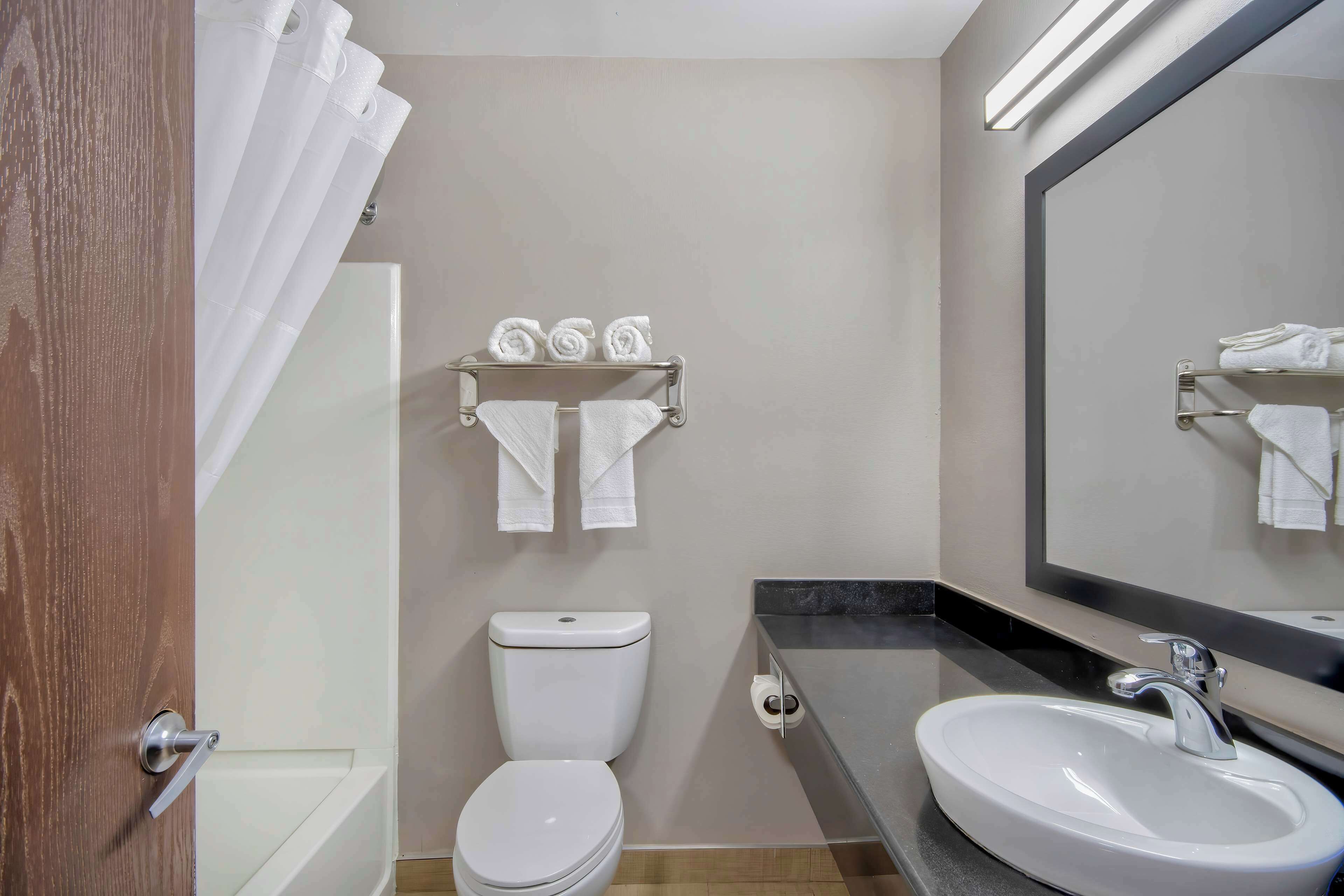 Combined shower/bathtub, towels