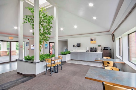 Lobby. Motel 6 Georgetown, KY - Lexington North