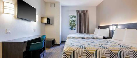 Escritorio, espacio para trabajar con laptop y cortinas blackout