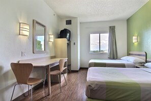 Desk, laptop workspace, blackout drapes, free WiFi - Motel 6 Albuquerque, NM - North (Albuquerque)