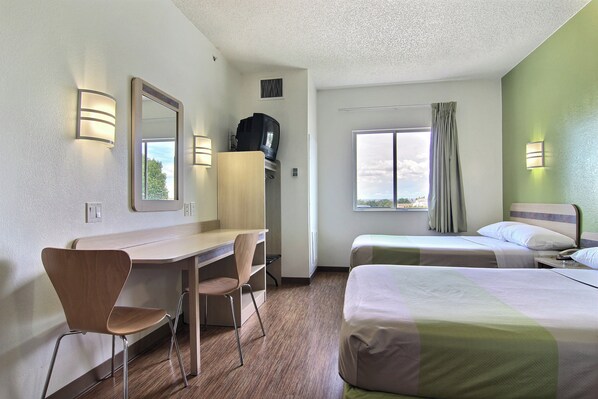 Desk, laptop workspace, blackout curtains, free WiFi - Motel 6 Albuquerque, NM - North (Albuquerque)