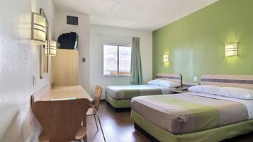 Escriptori, espai de treball apte per a portàtils i cortines opaques