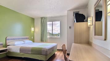 Escriptori, espai de treball apte per a portàtils i cortines opaques