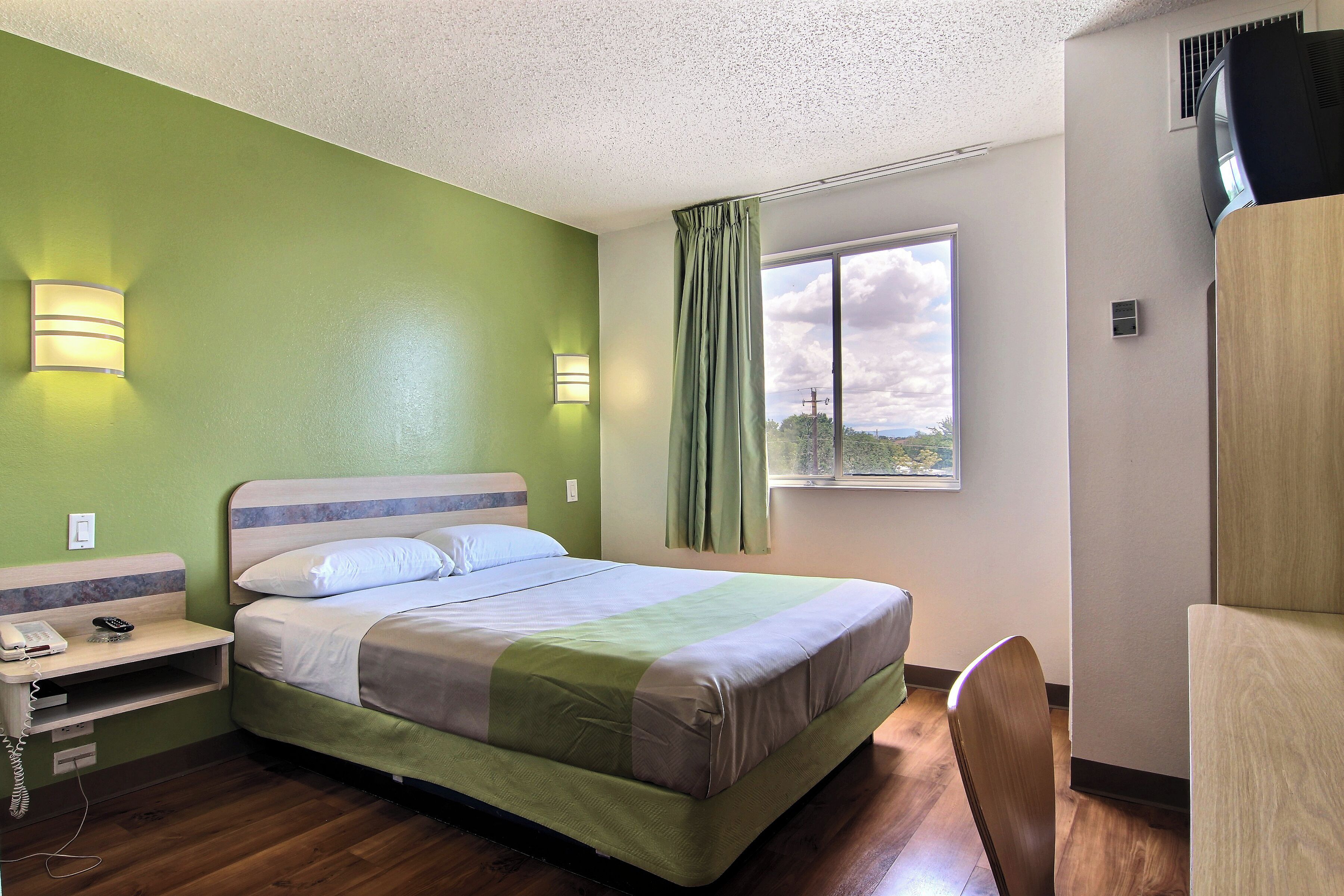 Escriptori, espai de treball apte per a portàtils i cortines opaques 