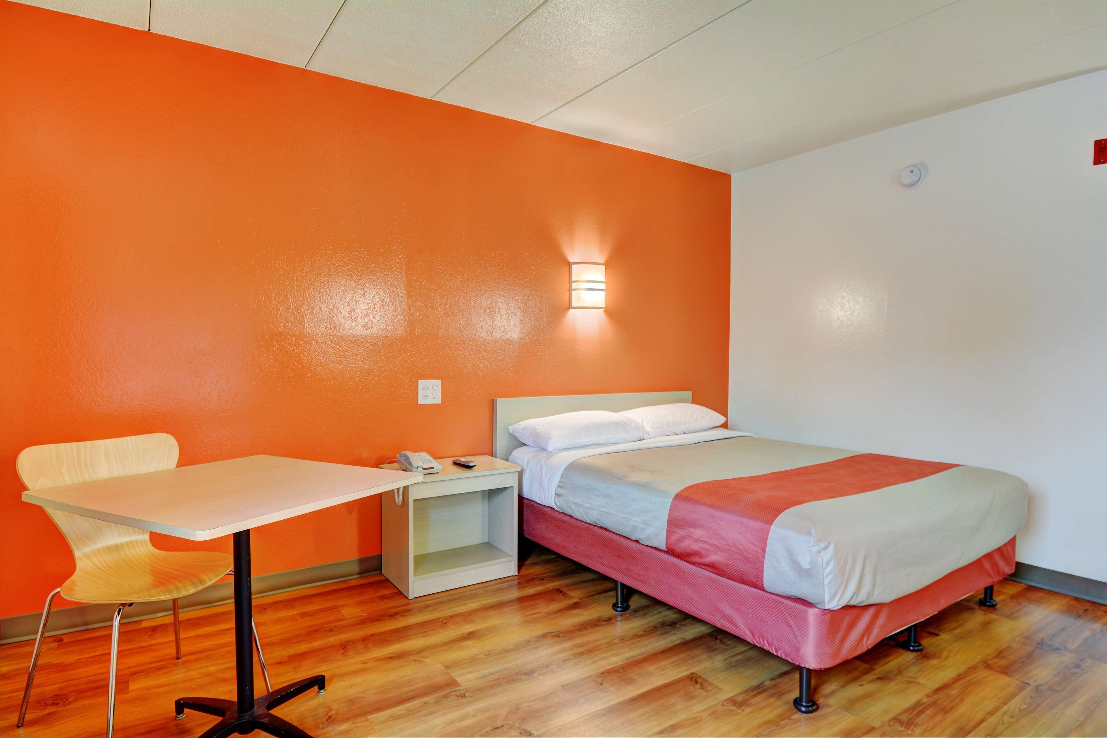 Une pièce comprenant un lit, un bureau et une chaise.