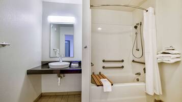 Combined shower/tub, towels