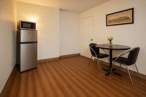 Deluxe Room, 1 Queen Bed, Non Smoking | Free WiFi, bed sheets