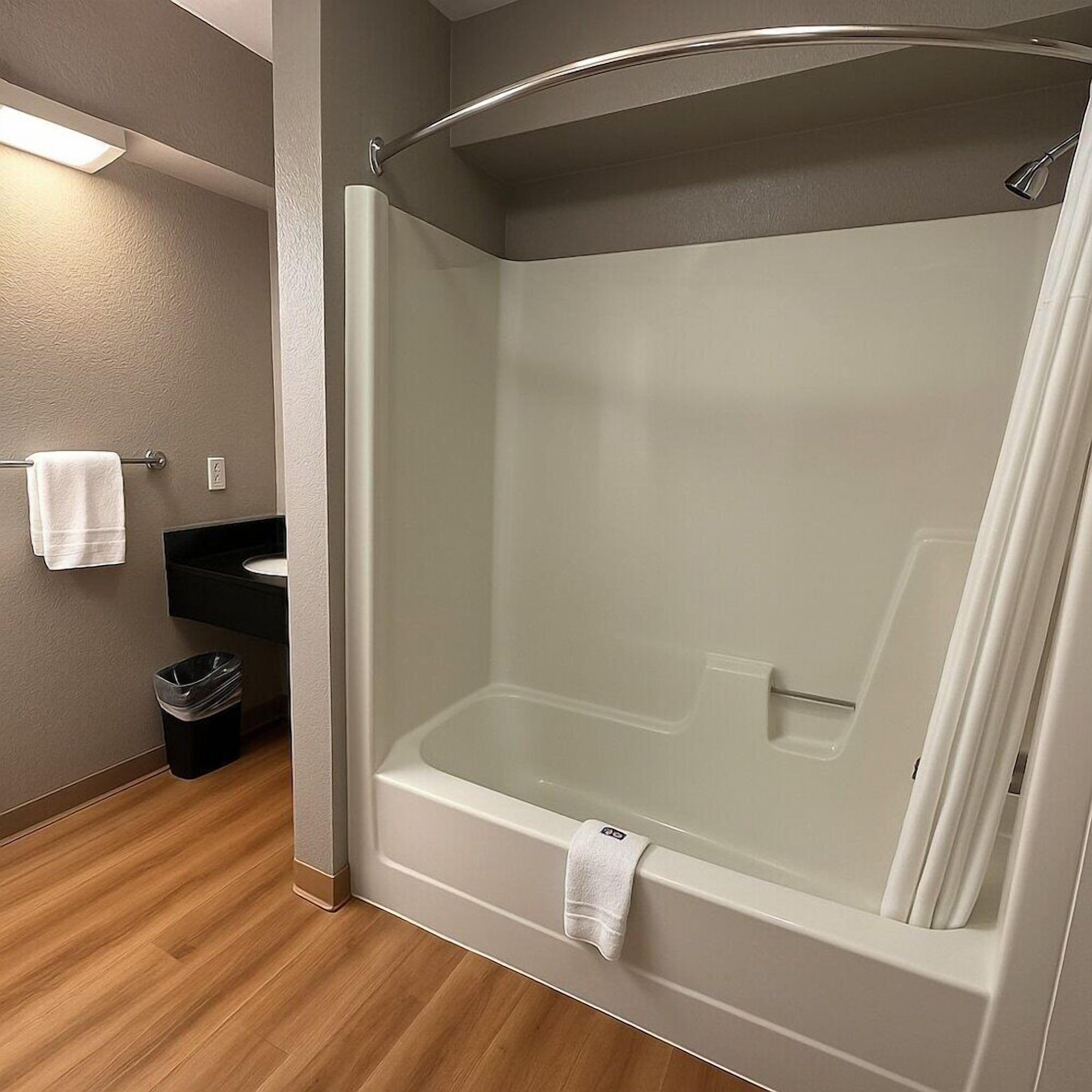 Combined shower/bathtub, towels