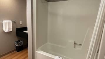 Combined shower/bathtub, towels
