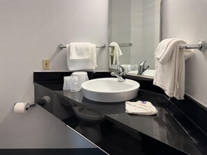 Combined shower/tub, towels