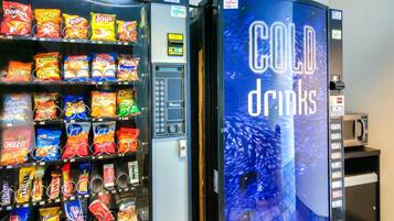 Een automaat met snacks en een drankdispenser.