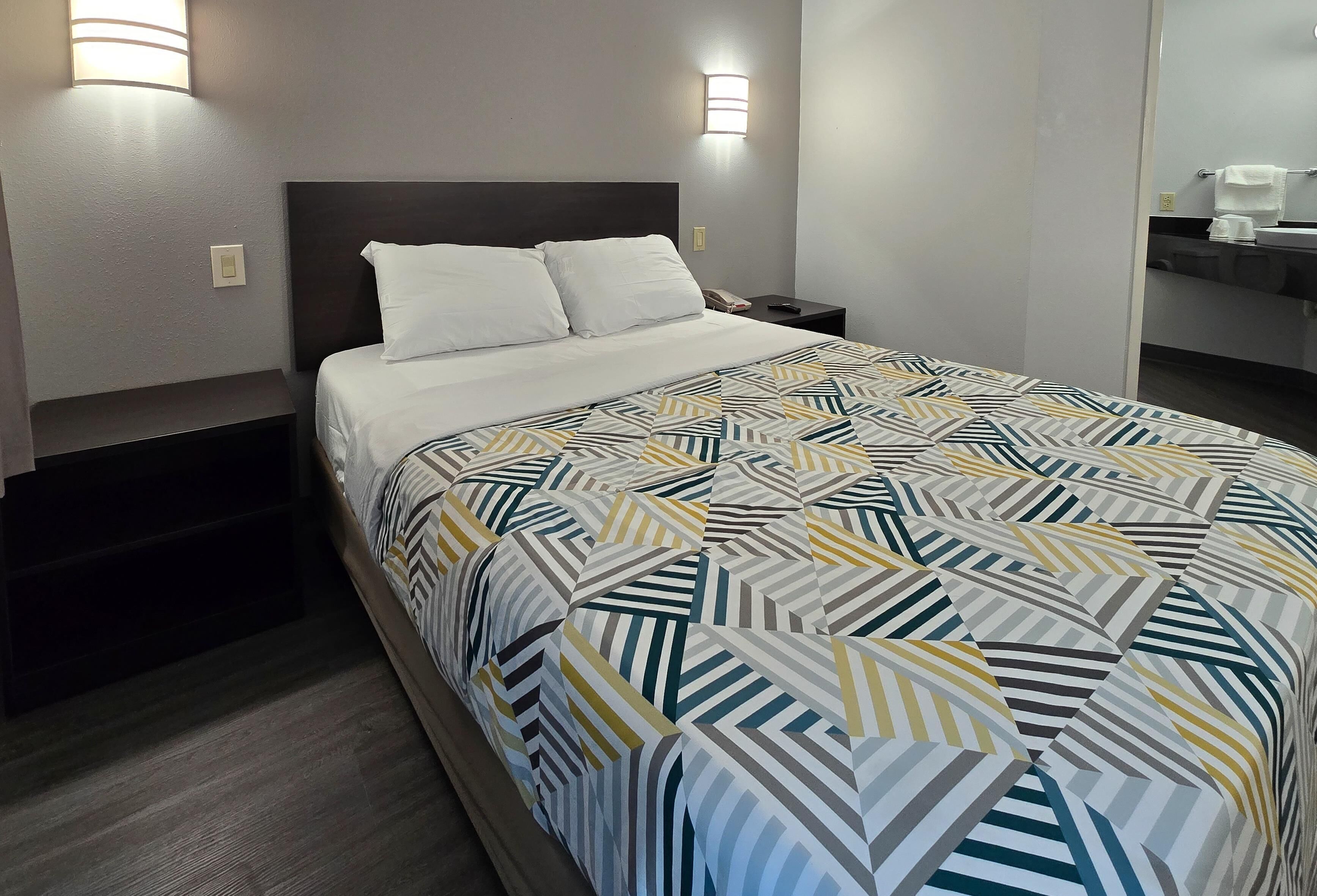 Rom – deluxe, 1 queensize-seng, tilgjengelighetstilpasset, ikke-røyk | Wi-fi (inkludert) og sengetøy