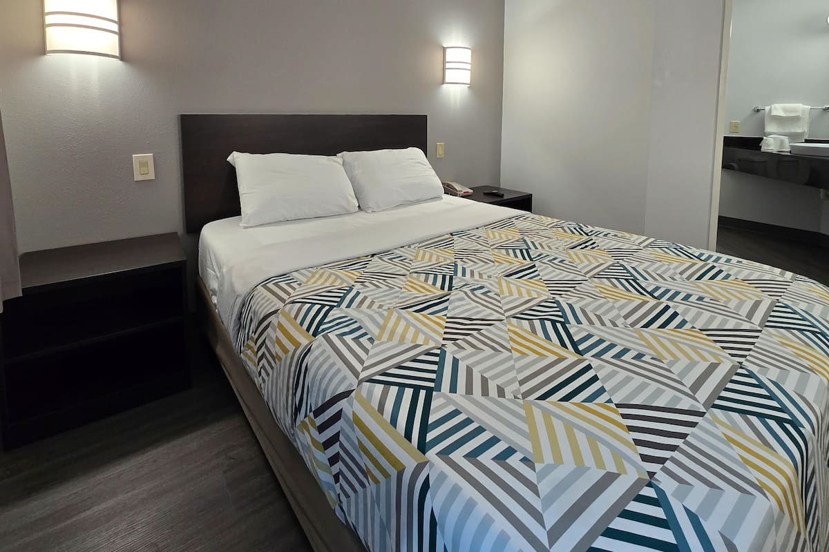 Rom – deluxe, 1 queensize-seng, tilgjengelighetstilpasset, ikke-røyk | Wi-fi (inkludert) og sengetøy