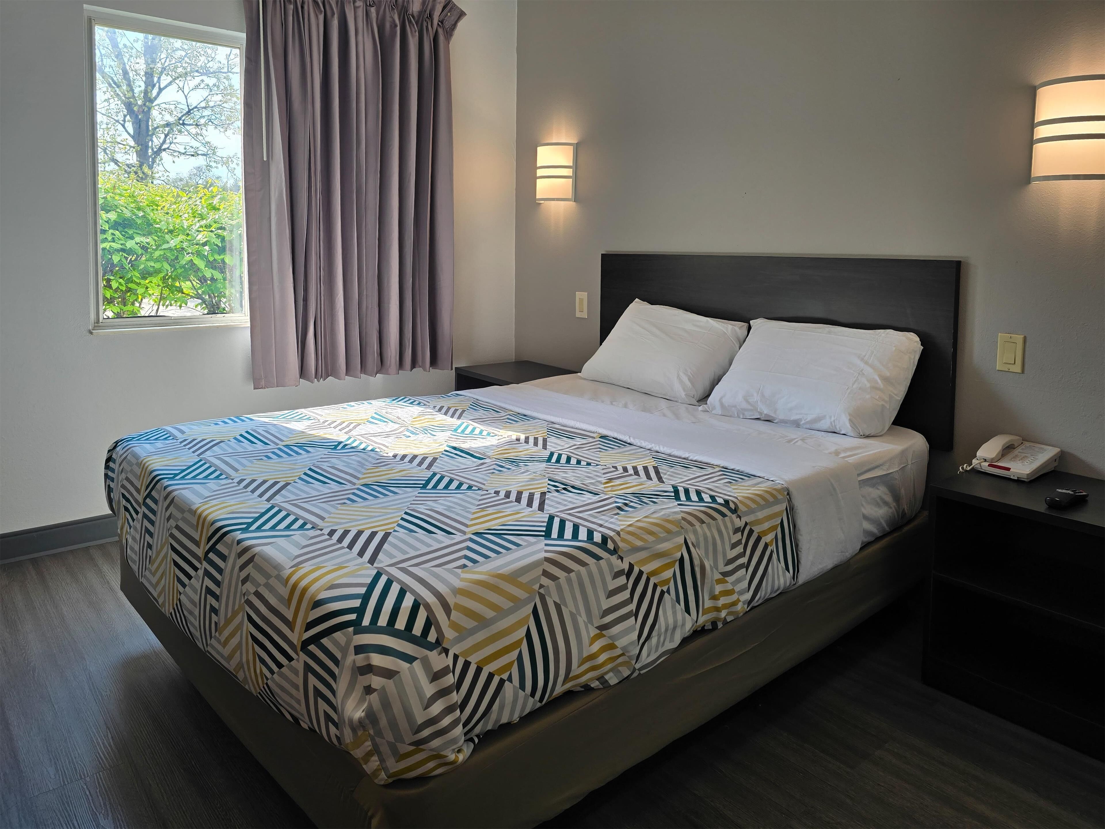 Deluxe-Zimmer, 1 Queen-Bett, barrierefrei, Nichtraucher | Kostenloses WLAN, Bettwäsche