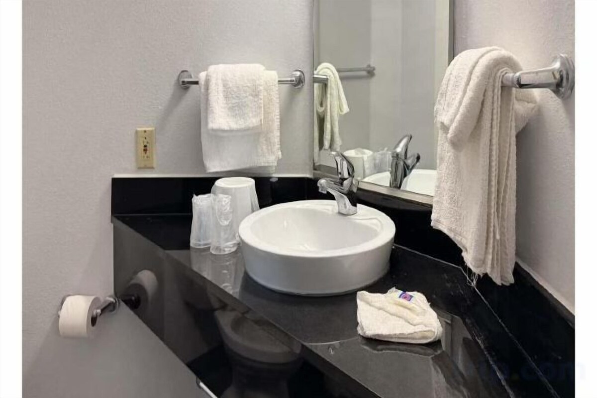 Combined shower/tub, towels