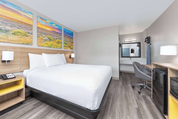 Desk, laptop workspace, iron/ironing board, free WiFi - Days Inn by Wyndham Wichita Falls (Wichita Falls)