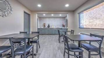 Tägliches inbegriffenes kontinentales Frühstück