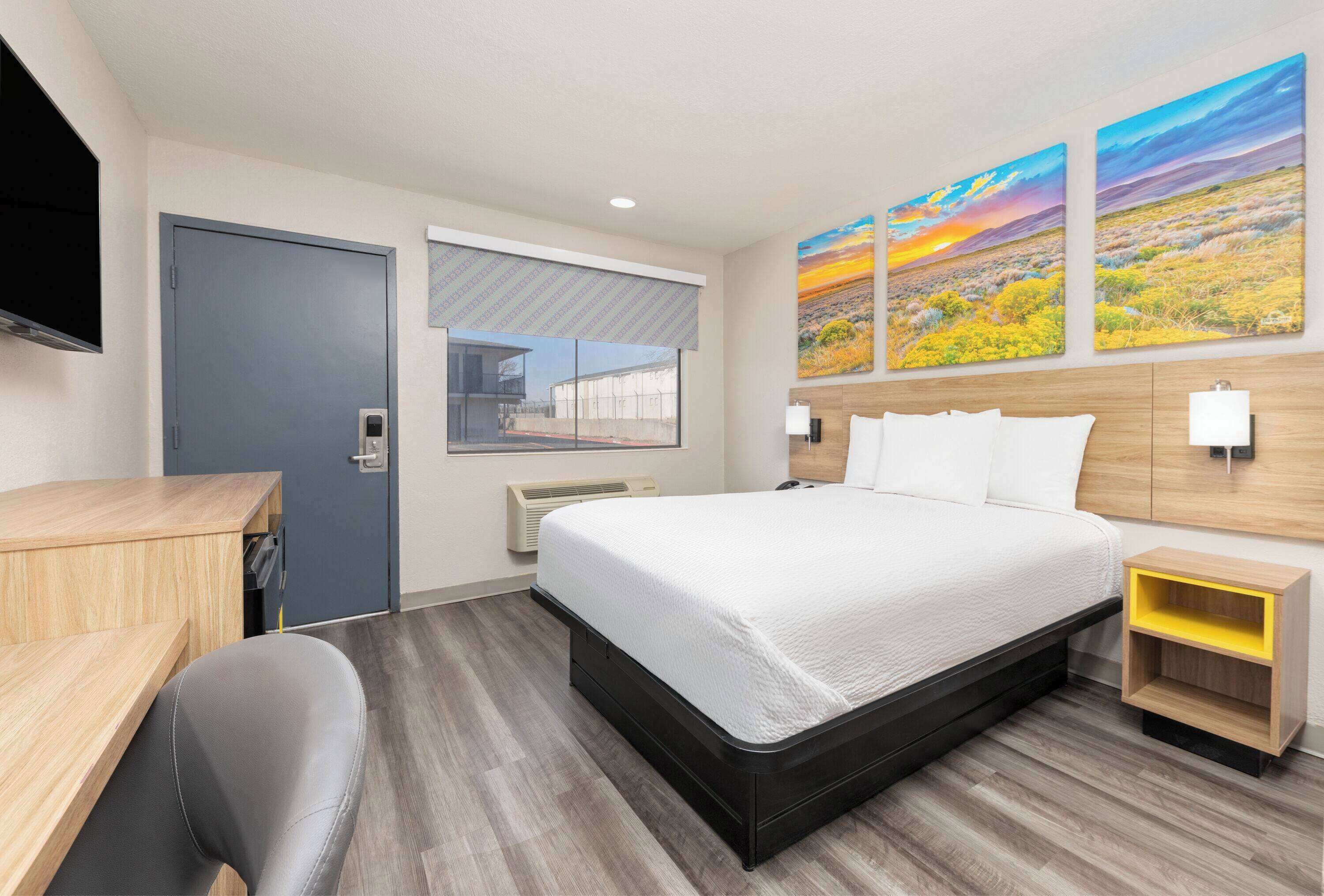 客房, 1 張加大雙人床, 無障礙, 非吸煙房 (Mobility, Roll-in Shower) | 書桌、手提電腦工作空間、熨斗/熨衫板、免費 Wi-Fi