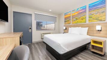 Zimmer, 1 Queen-Bett, barrierefrei, Nichtraucher (Mobility, Roll-in Shower) | Schreibtisch, laptopgeeigneter Arbeitsplatz, Bügeleisen/Bügelbrett