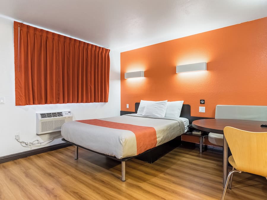 Deluxe Room, 1 Queen Bed, Non Smoking, Refrigerator | Desk, free WiFi, bed sheets