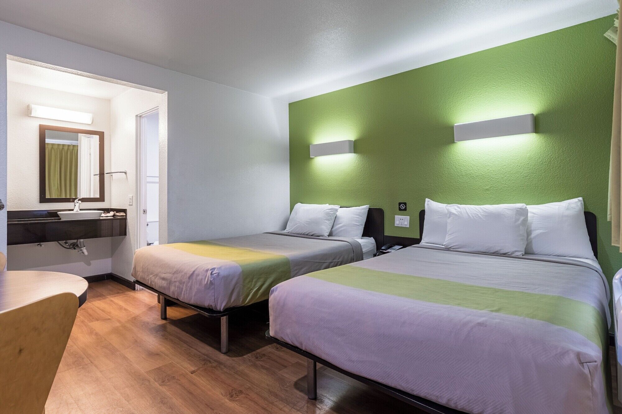 Habitación Deluxe, 2 camas Queen size, para no fumadores, refrigerador | Escritorio, wifi gratis y ropa de cama 