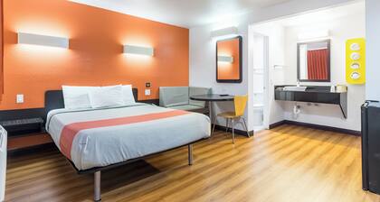 Motel 6 Riverside, CA - UCR East