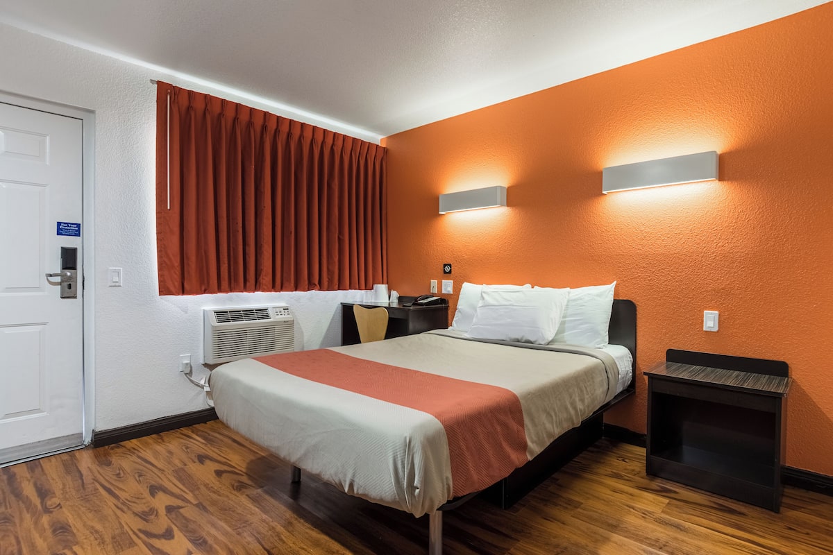 Escritorio, wifi gratis y ropa de cama
