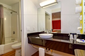 Combined shower/bathtub, towels