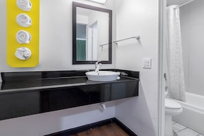 Bañera con ducha, toallas