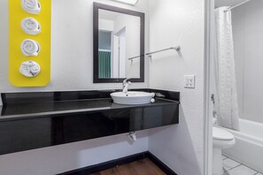 Combined shower/tub, towels - Motel 6 Riverside, CA - UCR East (Riverside)
