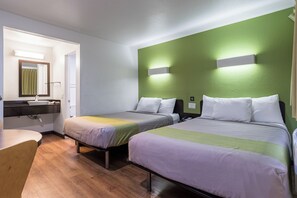 Habitació Deluxe, 2 llits de matrimoni, no fumadors, frigorífic | Escriptori, wifi gratuïta i roba de llit 