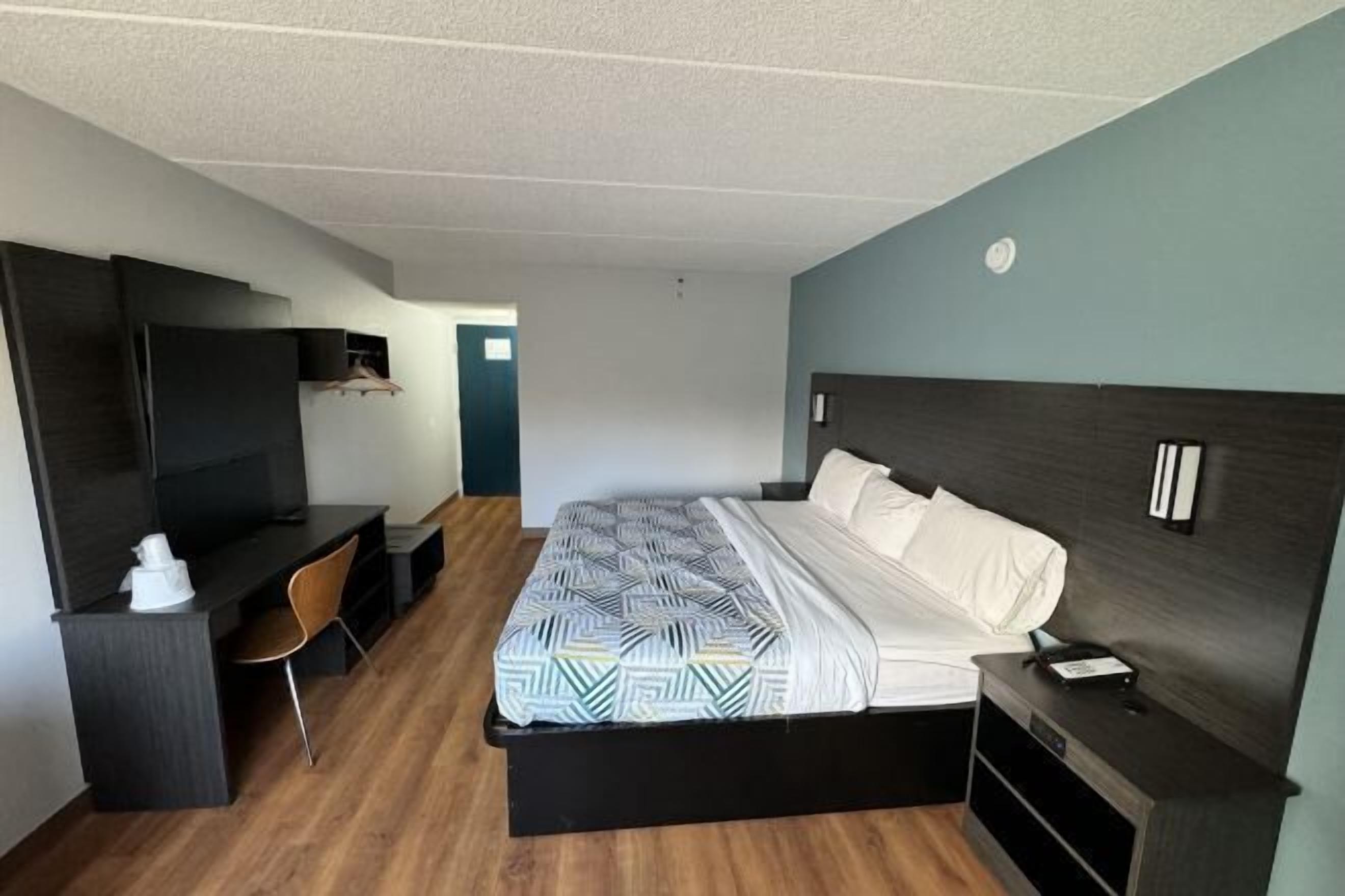 Työpöytä, kannettavalle tietokoneelle sopiva työtila, pimennysverhot