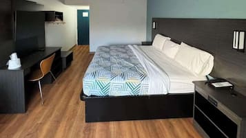 Escritorio, espacio para trabajar con laptop y cortinas blackout